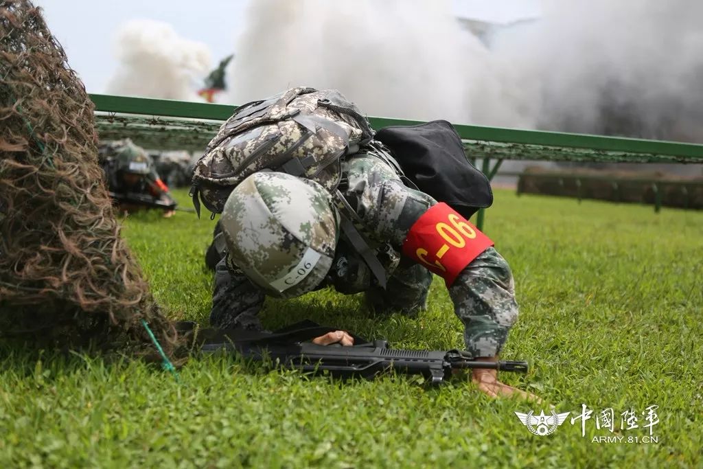 【奇兵”观澜】“信保尖兵”赛场，那一袭袭挥汗如雨的迷彩身影……|通信|尖兵|赛场_新浪军事_新浪网