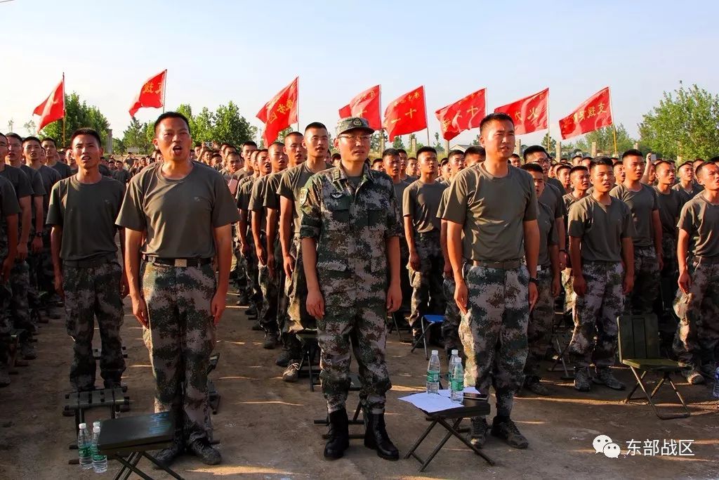 炎炎夏日前线文工团为临汾旅官兵送来了一抹清凉