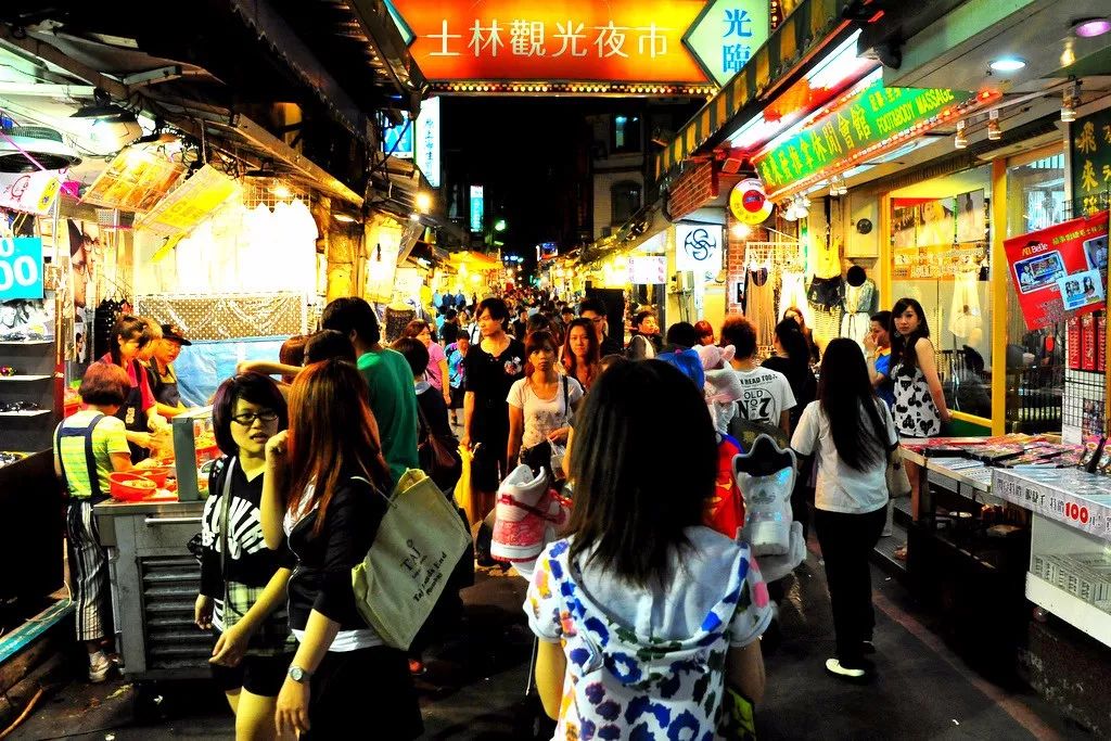 台北士林夜市在台湾,牛肉面从二十多块钱的街边小吃到上千元一碗" "