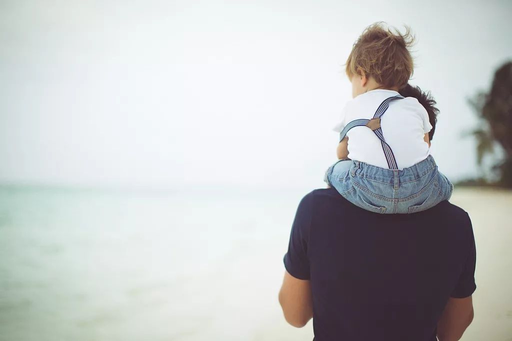 陆云生跟在老婆身后随意看,嘴巴里念念有词:"哟,这些活儿都很简单嘛