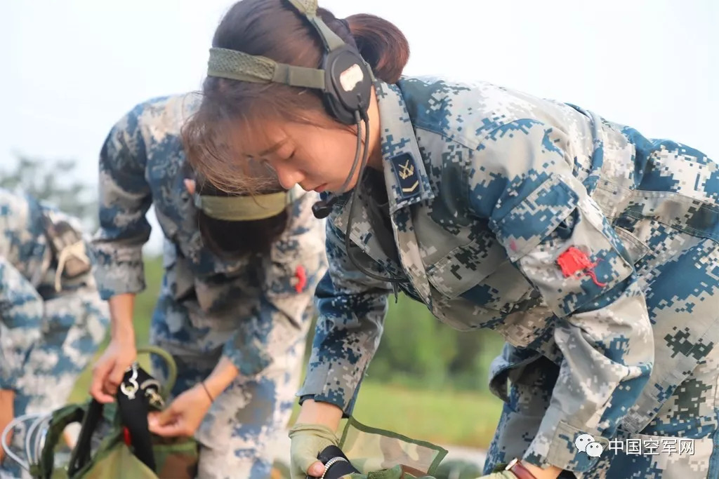 空降界的试飞员这群在九霄跳舞云海踏浪的90后空降女兵有点酷