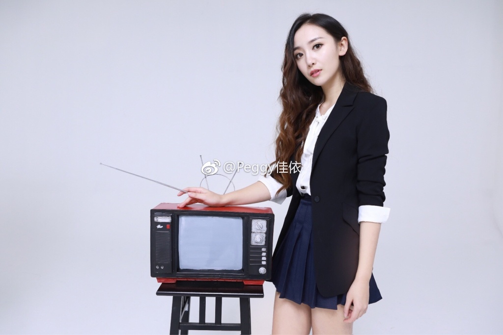 篮球女主播佳依晒穿科比球衣照:生日快乐 我科