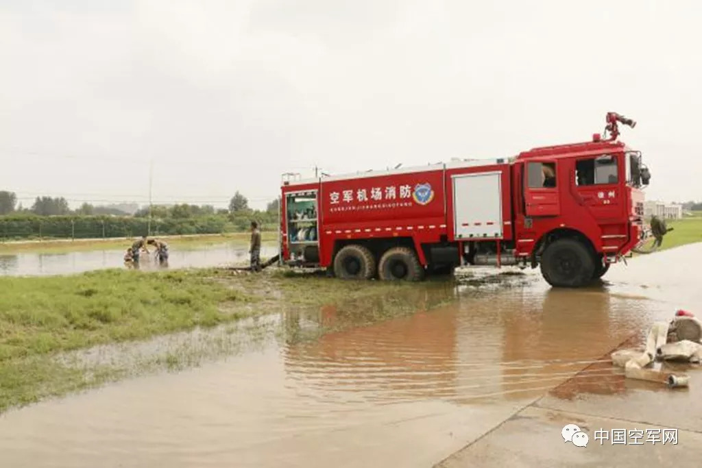 利用消防车的水循环系统进行抽水.组织官兵清理淤泥.中国空军网