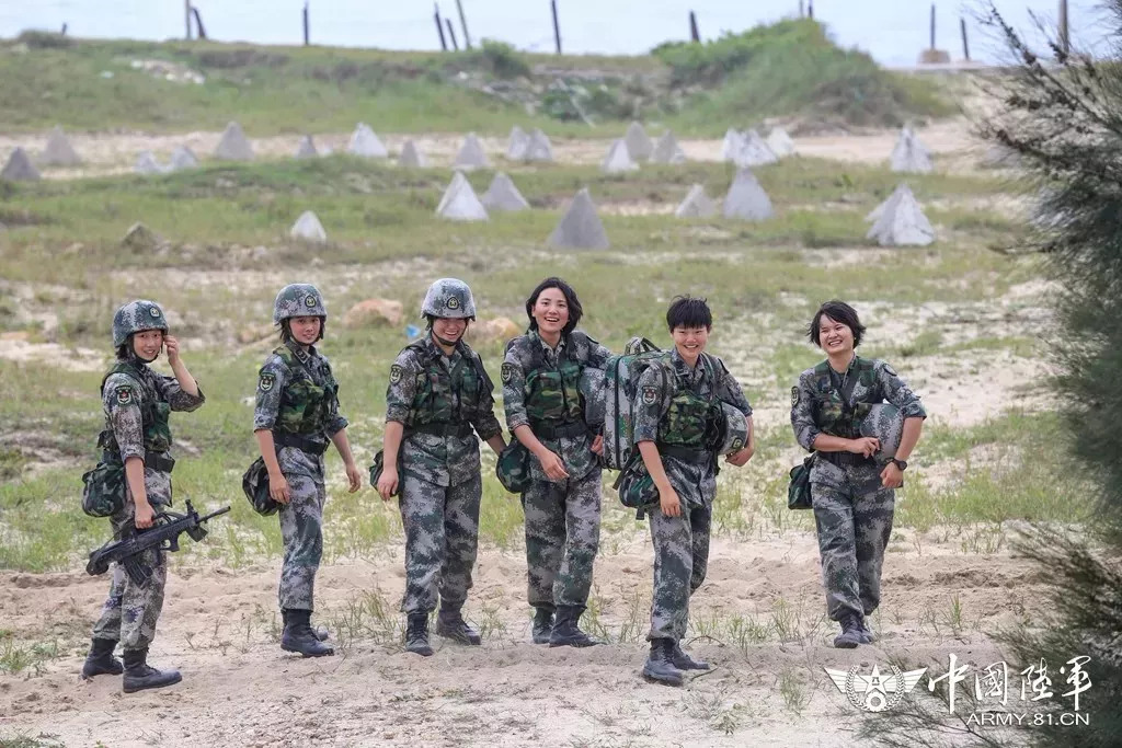 开战车、穿炮火、救伤员!这群女兵的战斗力“爆了表”|武器|女兵|伤员_新浪军事_新浪网