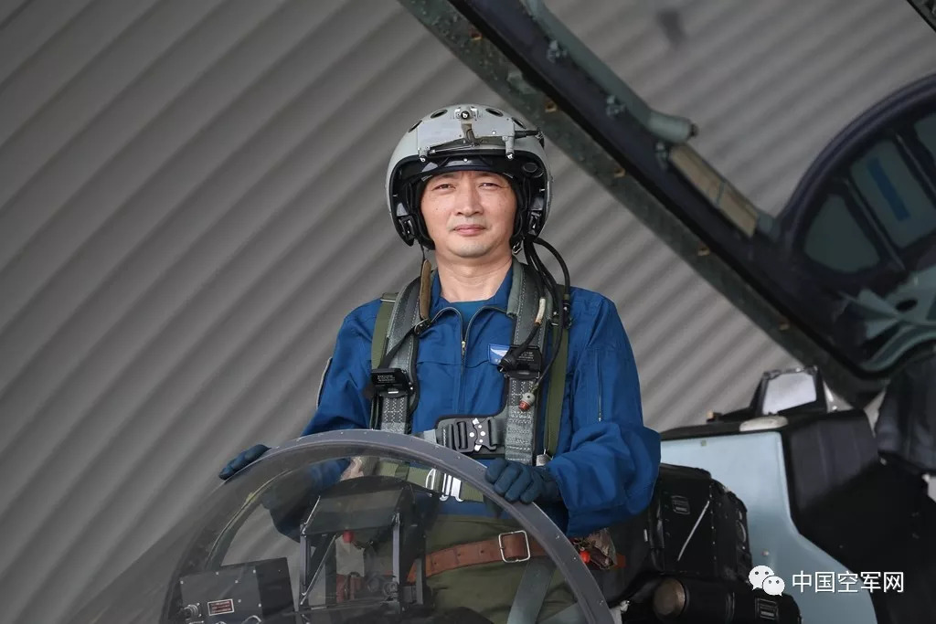告别蓝天这位与战鹰相伴30载的特级飞行员曾为团队打下半壁江山