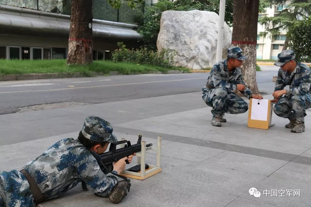 小贴士:步枪四点瞄准:四点是指觇孔,准星,检查靶,基准点,在瞄准时,将