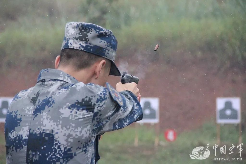 瞄准击发.手枪射击考核现场.