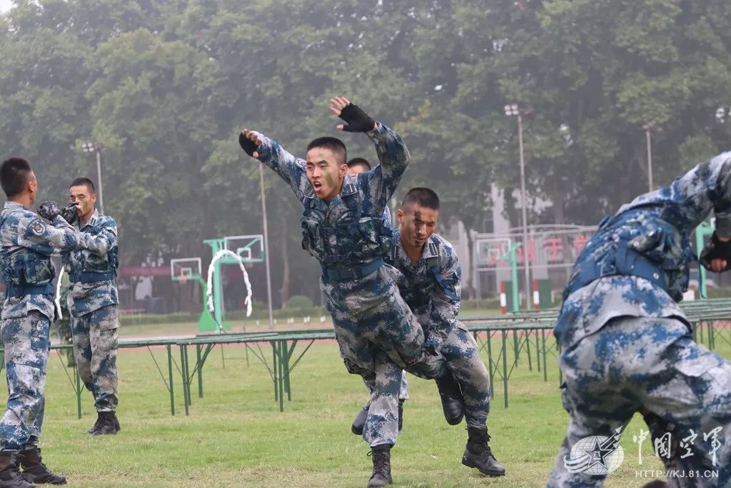 带兵班长演示徒手擒敌 .科目二:班的战斗队形搜索观察.搜索前进.