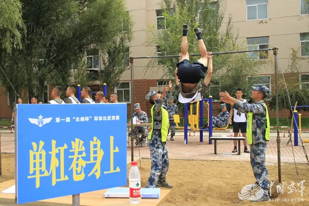 135次杠上卷腹看老兵吴欢怎样打造军营版杰森斯坦森