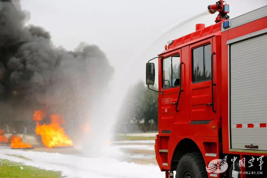 这次全空军的机场消防骨干聚集在一起干了件大事