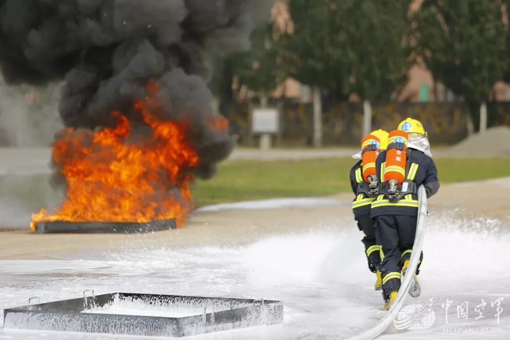 这次全空军的机场消防骨干聚集在一起干了件大事
