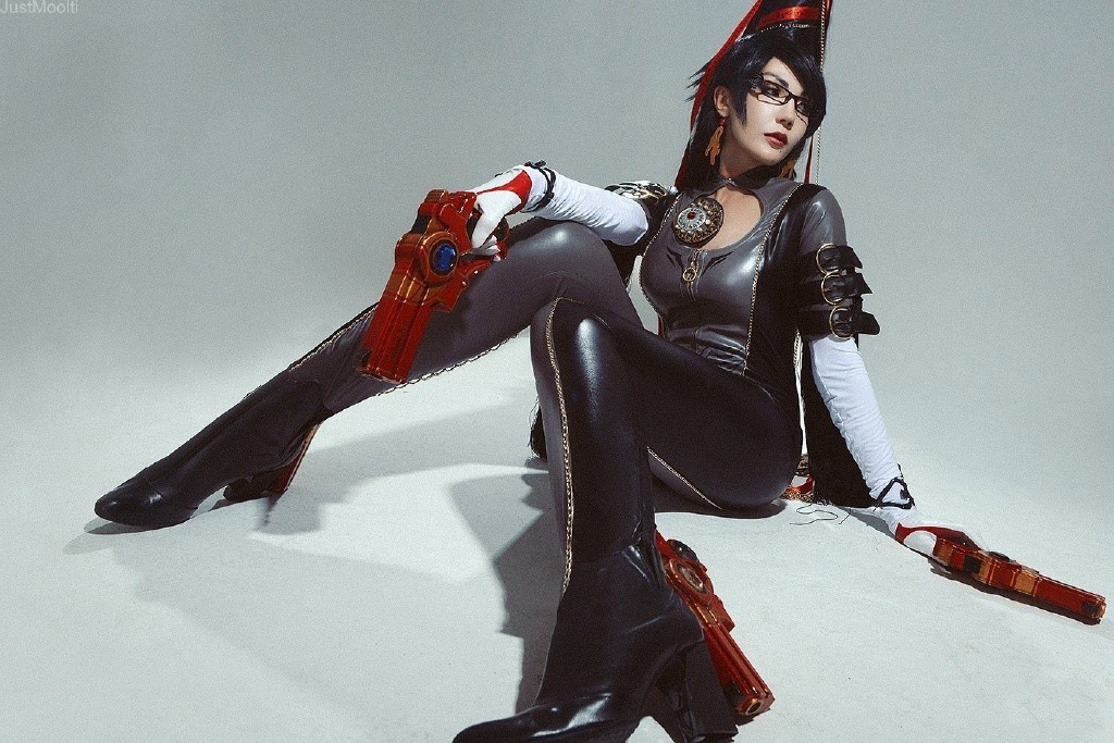 国外美女cos《猎天使魔女》贝姐 全果出镜展示好身材