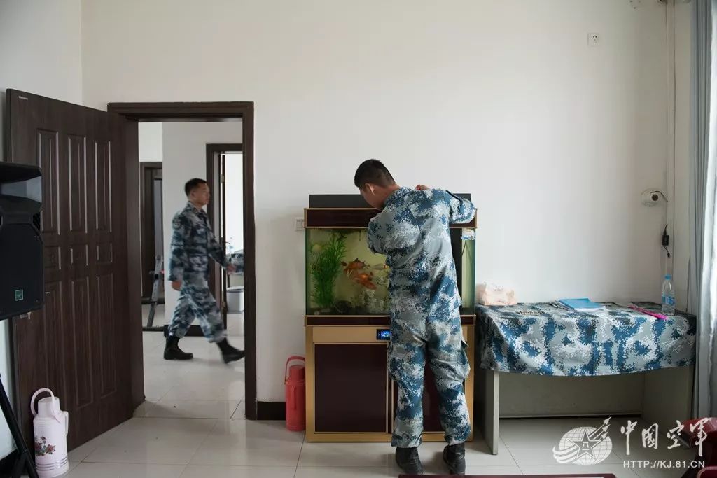杨军摄影值班室旁有个低矮的"土堆",是曾经在这里值守的战士们住过的"