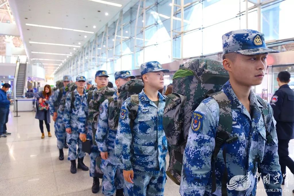 机场里那一抹空军蓝咱当兵的人就是不一样