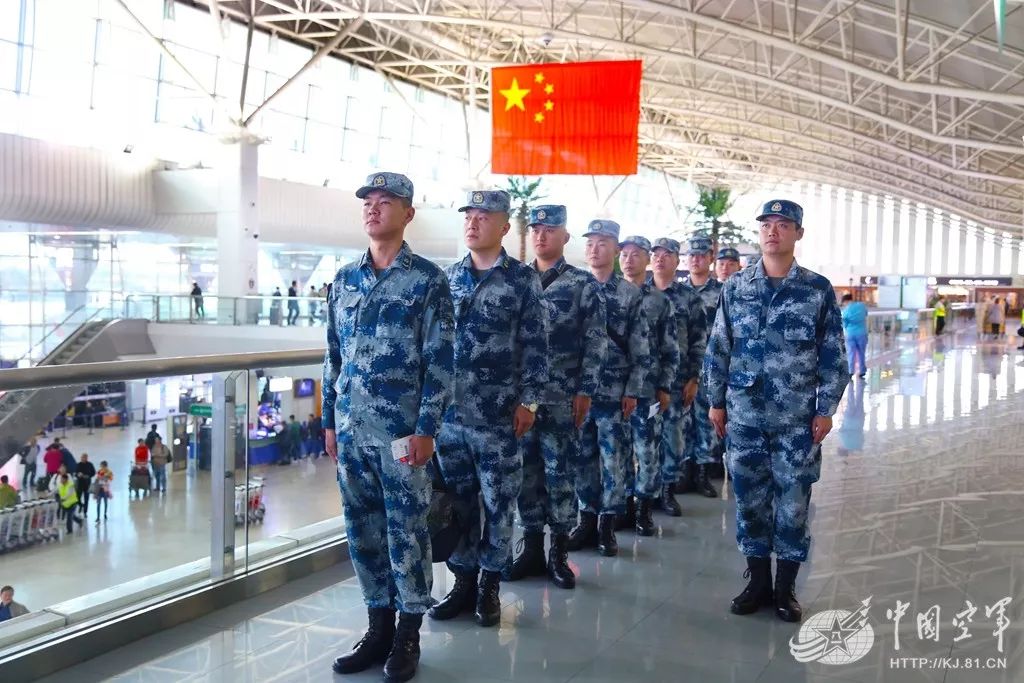 机场里那一抹空军蓝咱当兵的人就是不一样