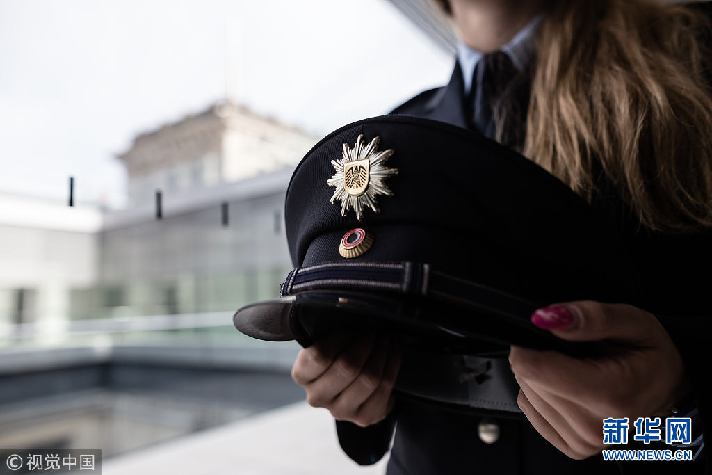 德国议会警察展示新款警服花20年时间敲定