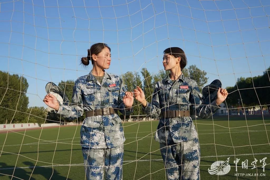 短发迷彩服武装带,女兵的独白:这才是我的18岁