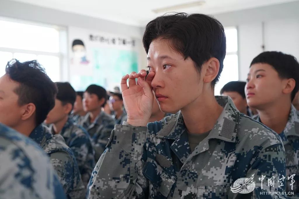 短发迷彩服武装带女兵的独白这才是我的18岁