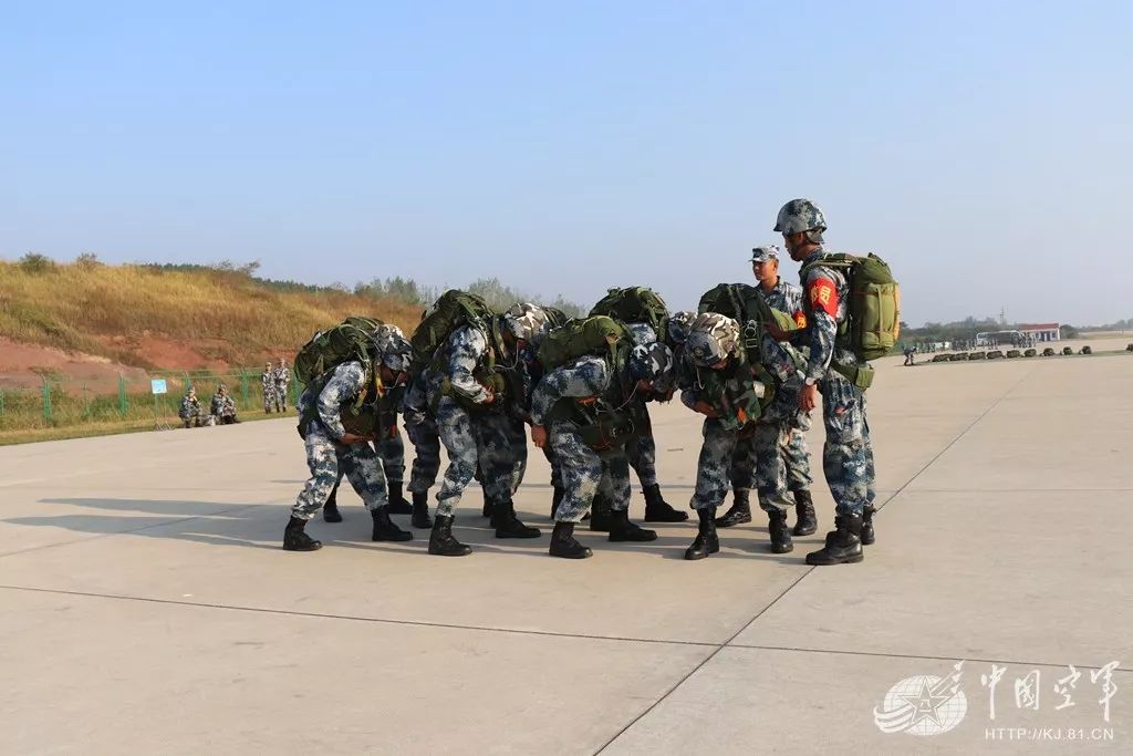 用最绚丽的仪式完成属于空降兵的成人礼