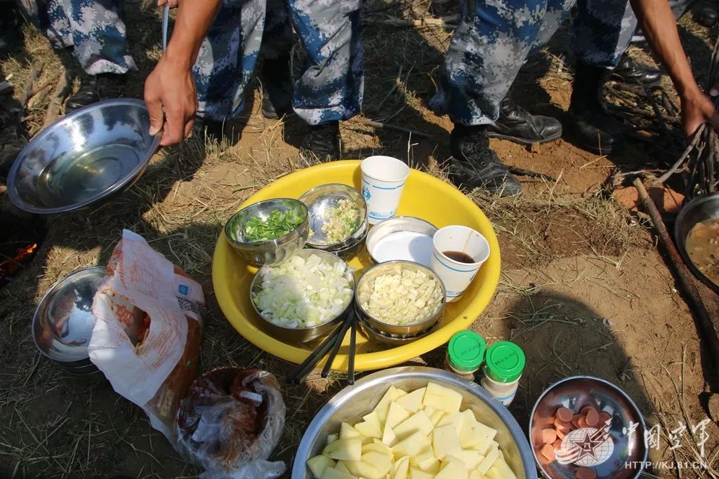 据说,会做饭的兵哥哥都很帅!野炊我们是认真的