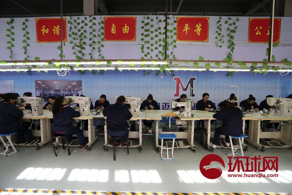  于田县职业技术教育培训中心制鞋厂的女工在工作。（资料图）