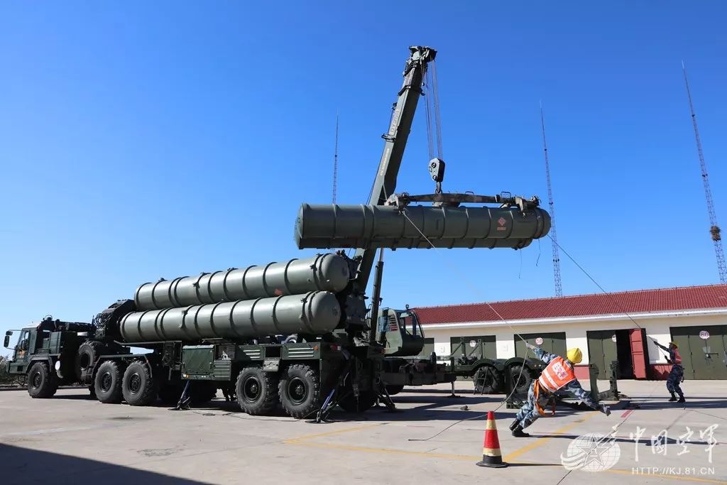 震天,训练场上身影如织,脚步迅疾,各项操作如云流水;一边是摇轮飞转