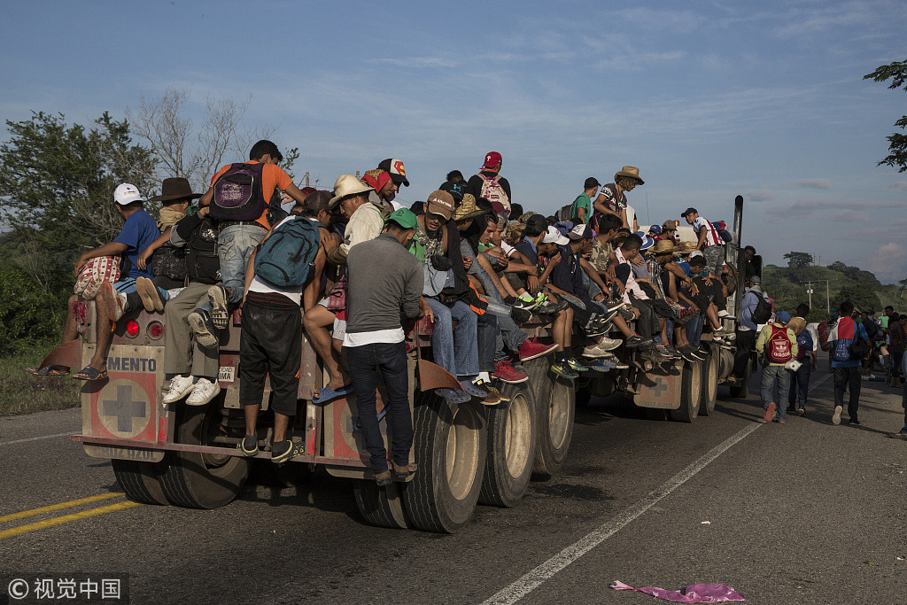 　　当地时间2018年10月29日，墨西哥Tapanatepec，中美洲移民大军经过短暂的休息之后继续向美墨边境前进 @视觉中国