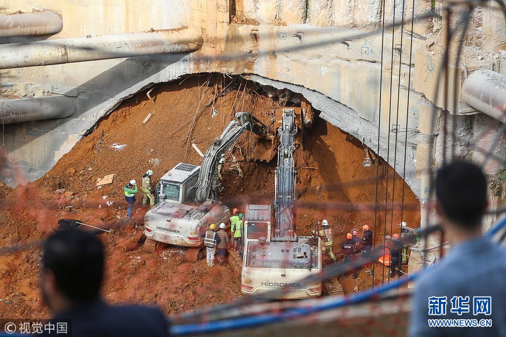 土耳其伊斯坦布尔,一处在建的地铁施工区发生坍塌事故,废墟堵住隧道口