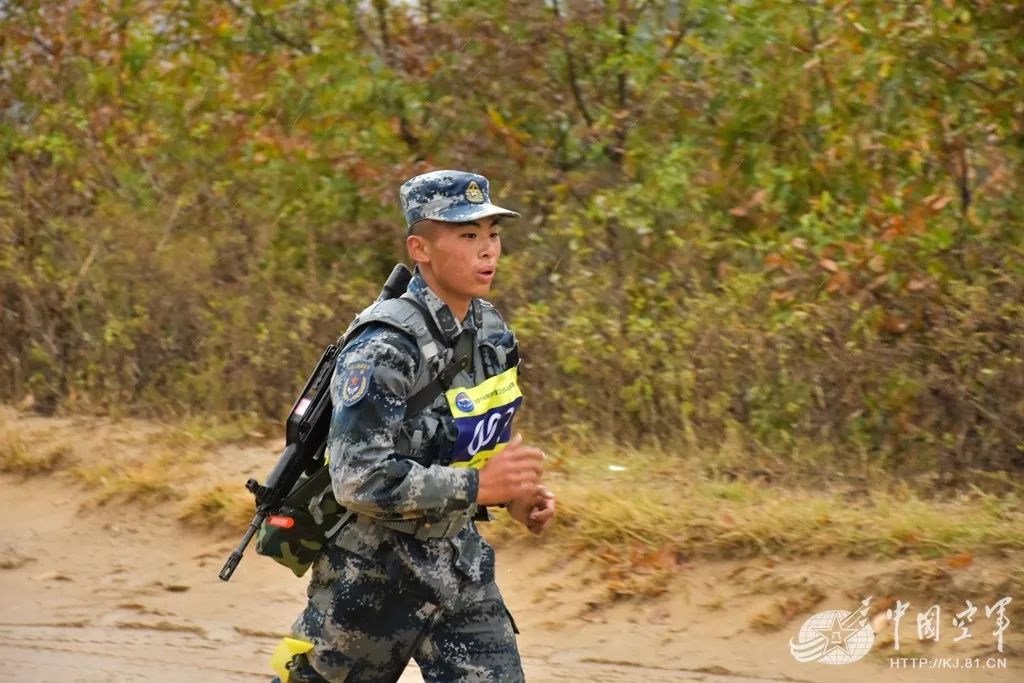 高清大图带你感受空军警卫兵别样震撼