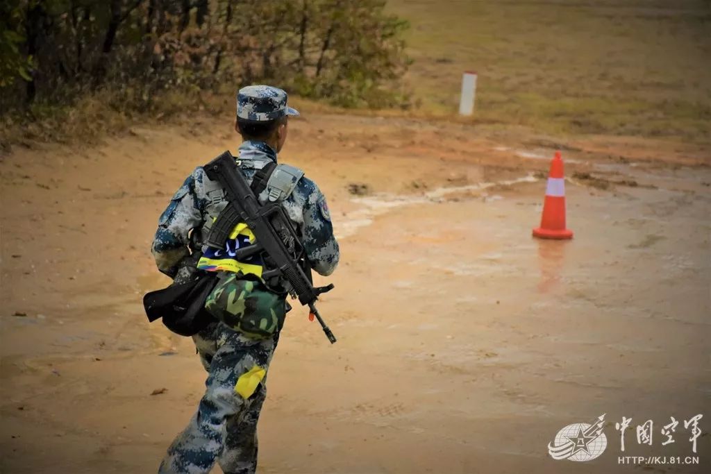 高清大图带你感受空军警卫兵别样震撼