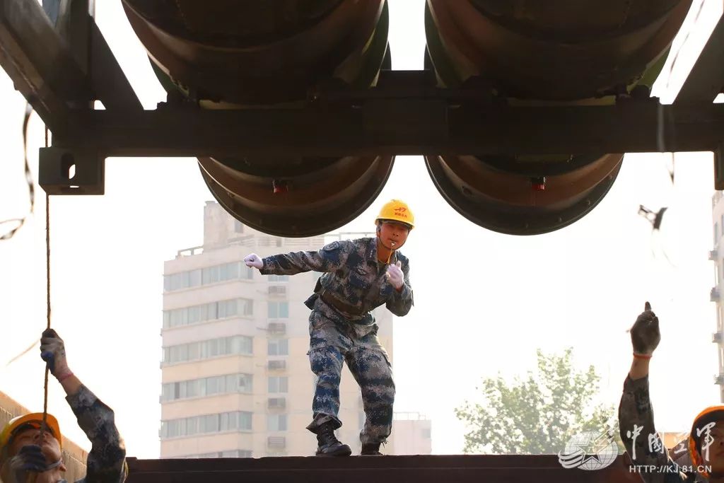 你们冲锋的姿态很军人