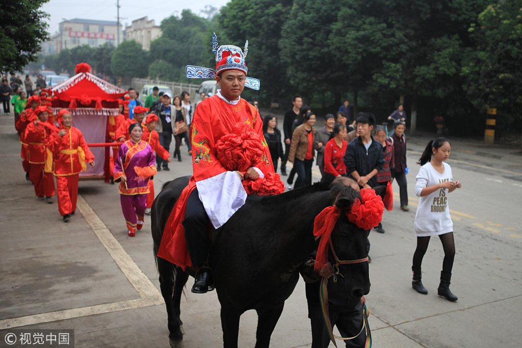▲2012年10月11日，四川省成都市蒲江县上演了一场中国传统婚俗迎亲。图片来自视觉中国