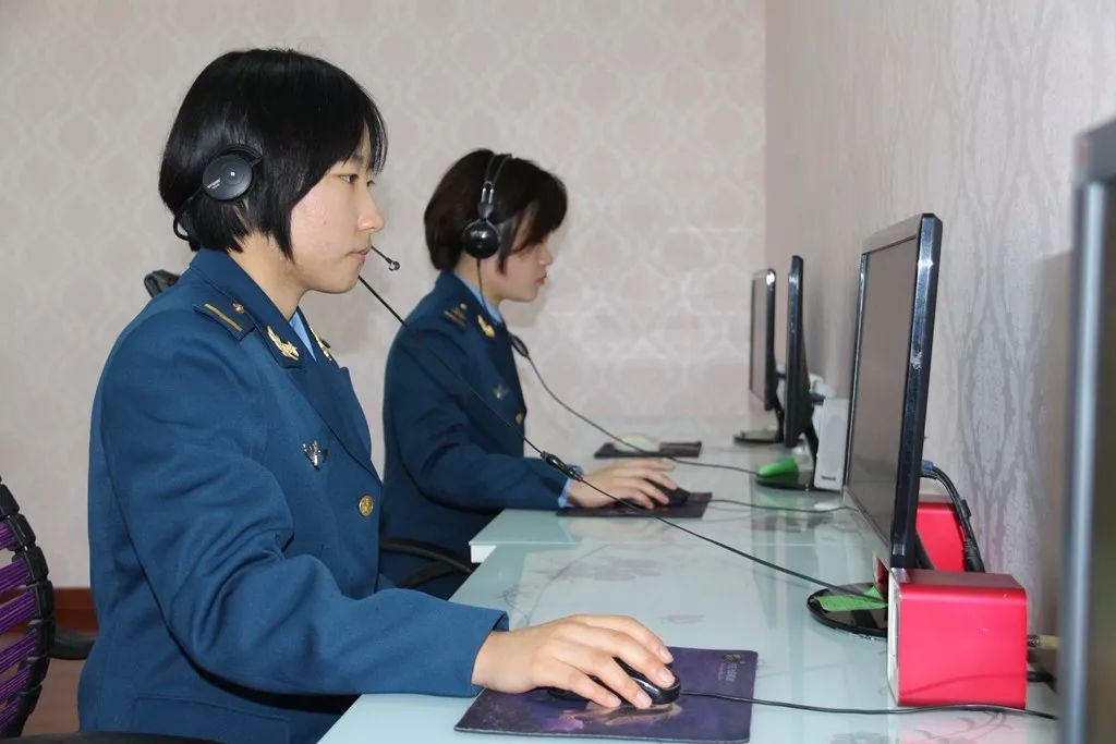 明明可以靠颜值,这些话务女兵却非要练就"最强大脑"|通信|话务员|女兵