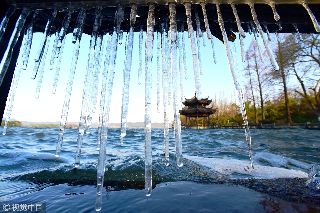  12月29日，受寒潮影响，杭州气温跌至-2.4℃，创入冬以来的最低，西湖景区出现了不同程度的冰冻、冰凌现象。图片来源：视觉中国