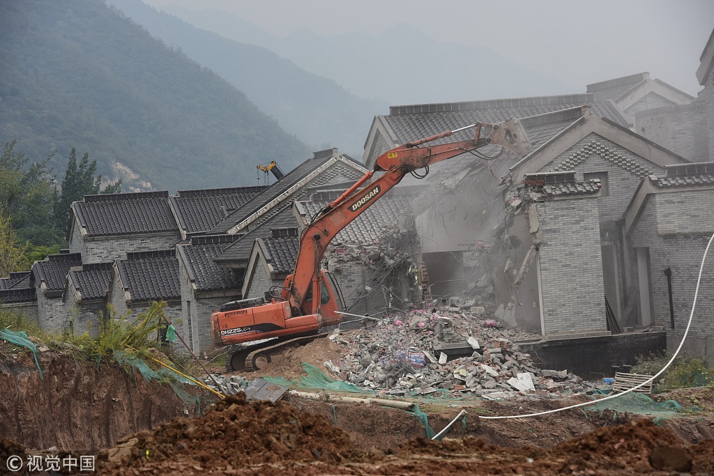  ▲2018年9月24日，秦岭违建别墅项目拆除工作现场。 图/视觉中国 