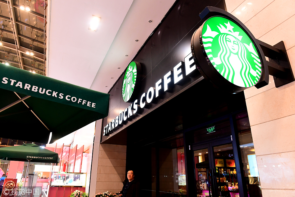 2019年1月9日，辽宁沈阳，市民在沈阳一家星巴克咖啡店经过。（图片来源：视觉中国）