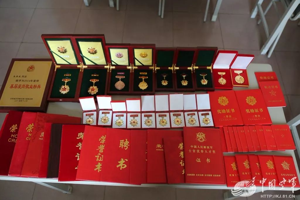 这个老兵不一般仅有初中文化入伍21年后胸前挂满军功章