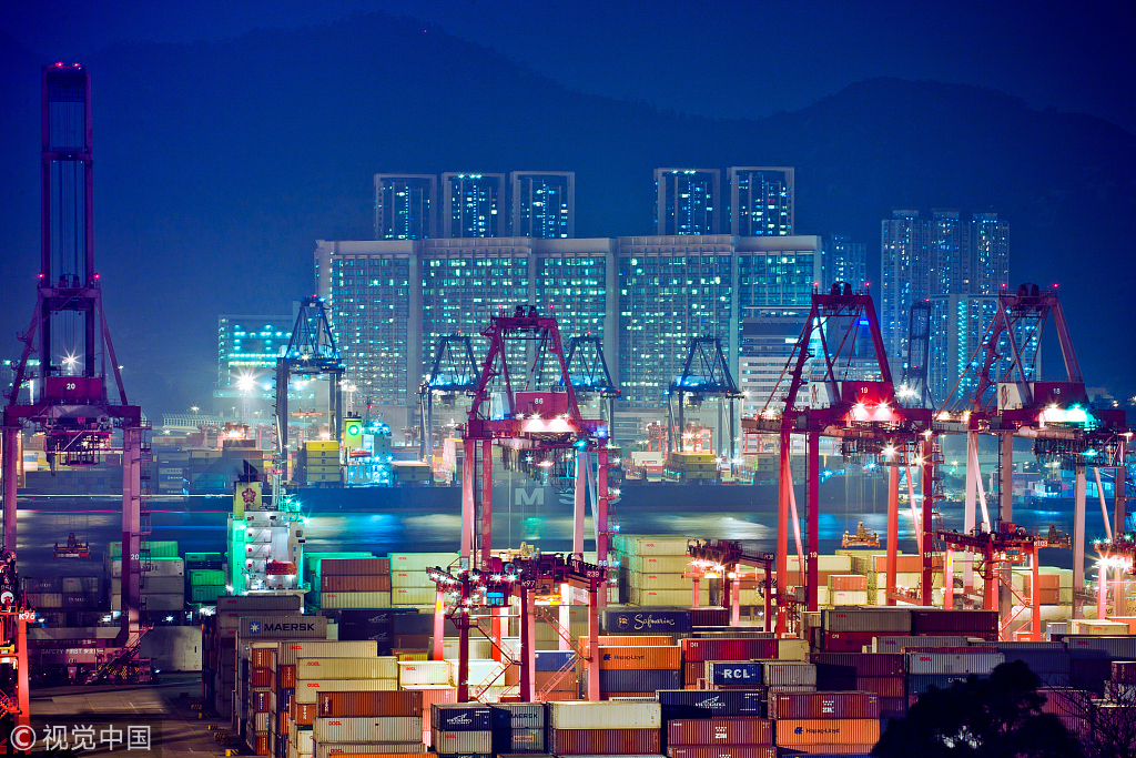 香港葵青集装箱码头 图自视觉中国