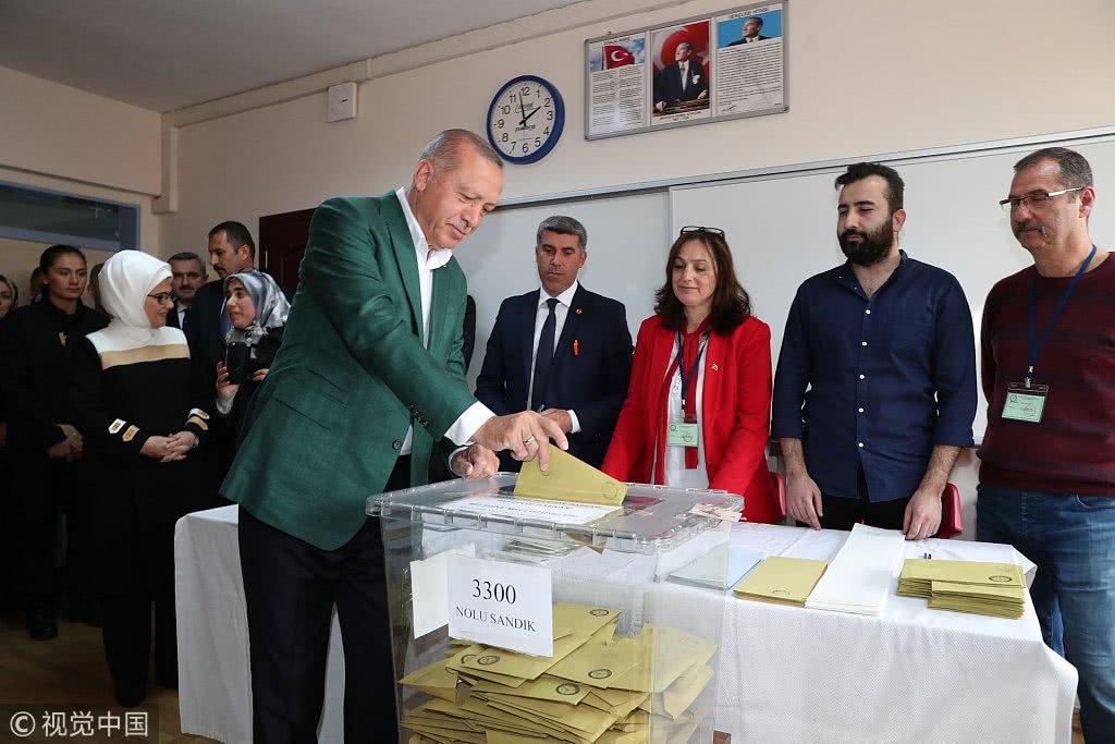 3月31日，土耳其总统埃尔多安参加地方选举投票，此次选民约5700万（图源：视觉中国）