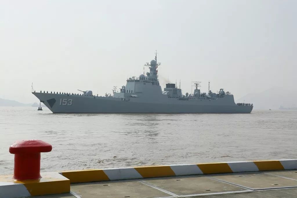 10月30日上午,由导弹驱逐舰西安舰,导弹护卫舰安阳舰和综合补给舰高邮