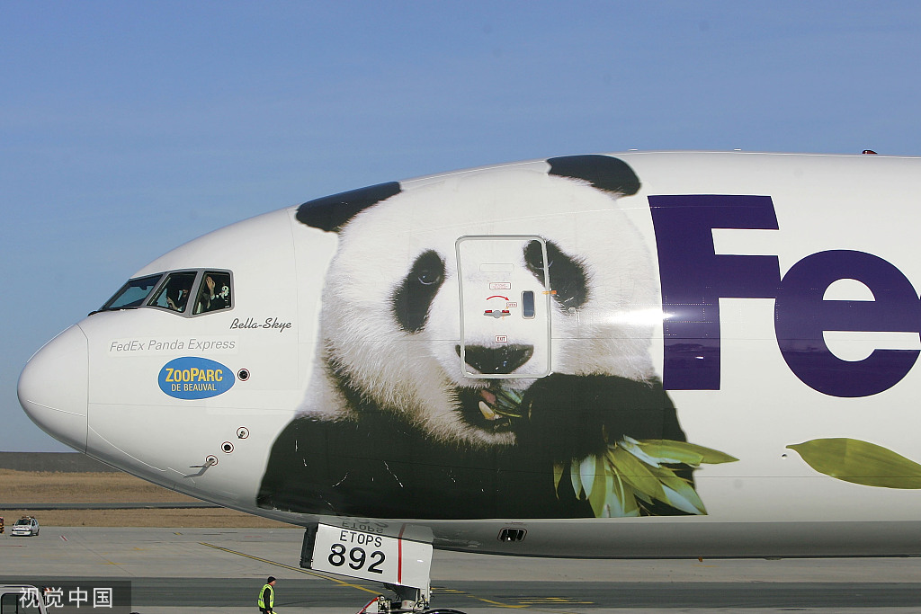 2012年“熊猫专机”抵达法国 图片来源：视觉中国