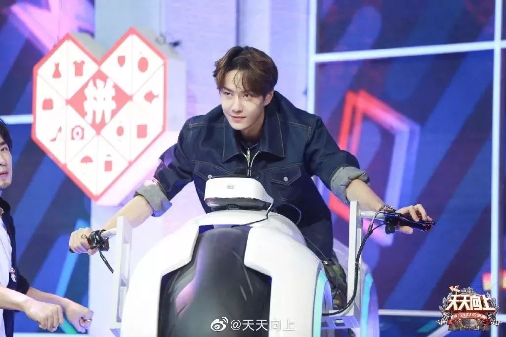 街头滑板boy王一博"脏脏包"上热搜,全网姐姐争着帮他洗