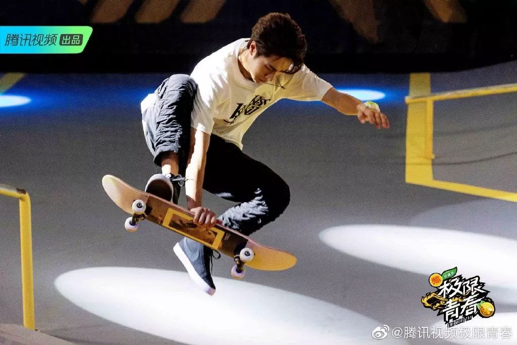 街头滑板boy王一博"脏脏包"上热搜,全网姐姐争着帮他洗