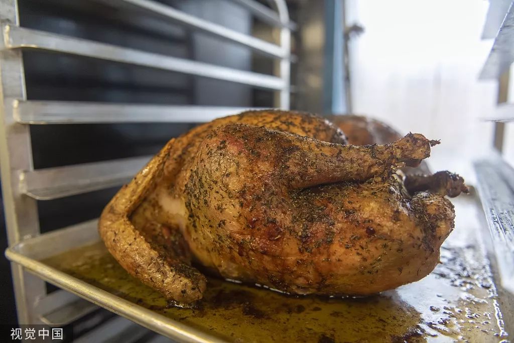   火雞是感恩節傳統主菜，根據全美火雞協會2017年的數據顯示，僅在感恩節一天，美國人就吃掉4500萬隻火雞。/ 視覺中國