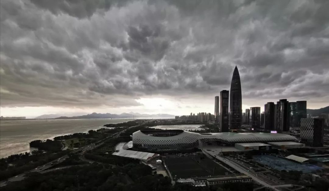 又上热搜!刚刚"深圳天空惊现巨龙"?这雨还得下到