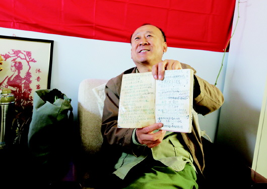 许世瀚向记者展示他的学习笔记。本报记者　路龙帅　摄