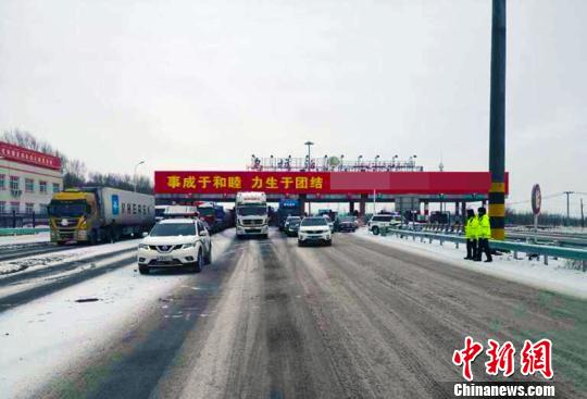 交警在乌拉泊收费站执勤。新疆公安厅交警总队高等级公路支队挑供