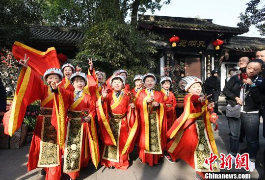 成都武侯祠举行仿古祭祀民众游喜神方祈求平安吉祥