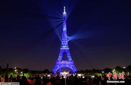 当地时间5月15日，法国巴黎，埃菲尔铁塔上演“灯光秀”庆祝落成130周年。埃菲尔铁塔由法国建筑师居斯塔夫·埃菲尔设计，于1889年3月31日落成。