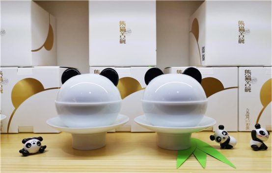 成都文创伴手礼熊猫盖碗包罗万象的成都文化